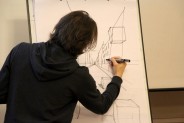Wykładowca szkicuje projekt urbanistyczny