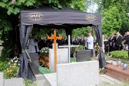 Trumna z ciałem zmarłego śp. Piotra Okonia stojąca na grobowcu rodzinnym, tuż przed złożeniem jej…