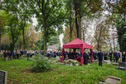 Uczestnicy uroczystości pogrzebowej przy grobie