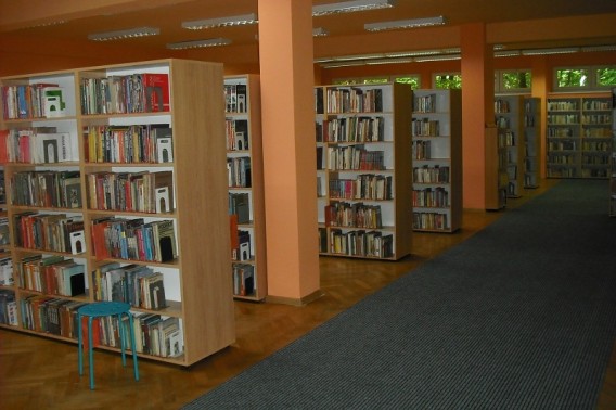 Miejska Biblioteka Publiczna - regał z książkami