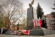 Harcerze przy Pomniku Czynu Powstańczego w Siemianowicach Śląskich. Na jego cokole biało czerwone…