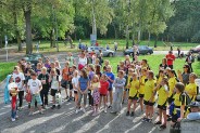 Miejski Ośrodek Sportu i Rekreacji "Pszczelnik" - młodzież przed halą sportową