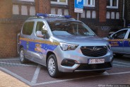 Nowy samochód Straży Miejskiej stoi przy siedzibie Straży Miejskiej w Siemianowicach Śląskich