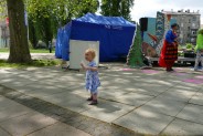 Mała dziewczynka stoi na Rynku w miejscu prowadzenia animacji