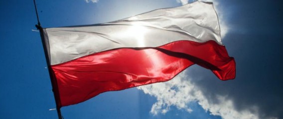 Polska flaga na maszcie