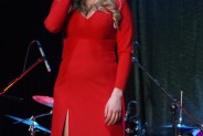 Daria Wantuła w czerwonej, długiej sukni śpiewa do mikrofonu na scenie SCK- Bytków