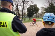 Policjant ocenia przejazd rowerzysty przez tzw. "łezkę". Jedno z konkursowych zadań.