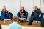 Od lewej Anna Moj-Łukasik, Justyna Ślósarek, Mirosław Domin na scenie SCK Zameczek.