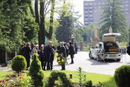 Karawan pogrzebowy z trumną śp. Piotra Okonia, obok stoją uczestnicy uroczystości pogrzebowych