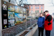 Mieszkańcy oglądający zdjęcia prezentujące zmiany w mieście na przestrzeni 90 lat.…