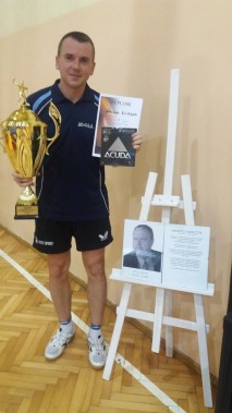 Zwycięzca turnieju Adrian Eliasz z pucharem przy pamiątkowym zdjęciu Andrzeja Kawczyka