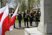 Delegacja radnych SMS pod przewodnictwem radnego Marcina Janoty składa wiązankę kwiatów przy…
