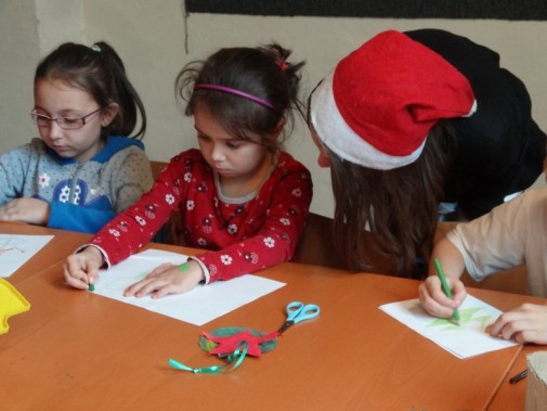 Dzieci rysują obrazki podczas imprezy charytatywnej