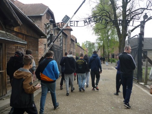 Młodzież OHP zwiedza Muzeum Auschwitz