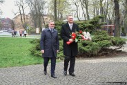 Sekretarz miasta Adam Skowronek (po lewej) wraz z przewodniczącym Rady Miasta Adamem Cebulą stoją…