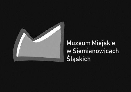 Grafika przedstawia logo Muzeum Miejskiego w Siemianowicach Śląskich, na czarnym tle. Jest to…