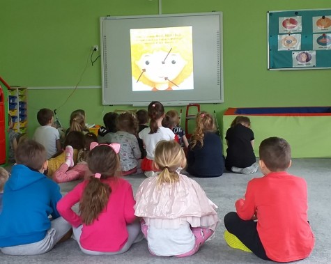 Przedszkolaki oglądają prezentację na ekranie