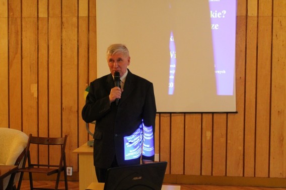 dr Antoni Winiarski podczas wykładu