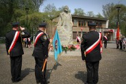Siemianowicka Straż Miejska ze swoim sztandarem przy Pomniku Wojciecha Korfantego.