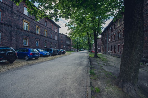 Fragment ulicy Jagiellońskiej przed remontem. Wzdłuż niej znajdują się kamienice oraz zaparkowane…