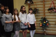 uczniowie SP 13 prezentują pensjonariuszkom Domu Opieki Społecznej w Michałkowicach…