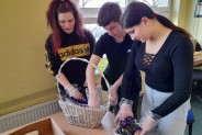 Uczniowie przygotowują kosz z kwiatami