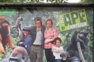 Dzieci pozują do zdjęć przy makiecie z małpami w ZOO