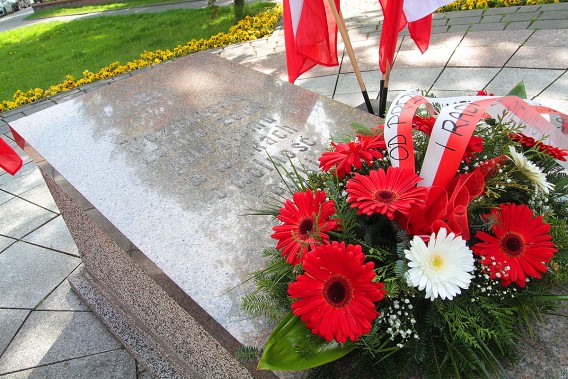 Kwiaty pod siemianowickim pomnikiem Nieznanego Żołnierza.