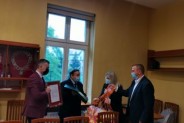 II Zastępca Prezydenta Miasta i Naczelnik Wydziału Kultury i Sportu wręczają przedstawicielom…