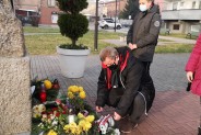 Złożenie kwiatów pod pomnikiem Józefa Skrzeka i Pawła Wójcika.
