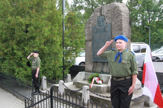 Harcerze stojący przy Pomniku Obrońców Kopalni „Michał” w Siemianowicach Śląskich