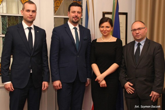 Na zdjęciu od lewej: Radosław Kandzia dyrektor biura poselskiego posłanki na Sejm RP Moniki Rosy,…