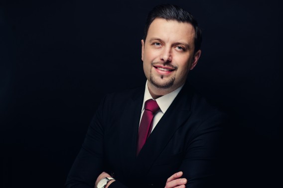 Rafał Piech zdjęcie portretowe prezydenta miasta