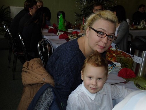 Wigilia w OIK-u - mama ze swoim synem siedzą przy wigilijnym stole