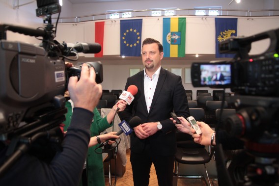 Prezydent Miasta Rafał Piech podczas konferencji prasowej
