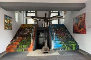 Galerria Szyb Wilson Katowice klatka schodowa ozdobiona malowidłami na środku schodów współczesna…