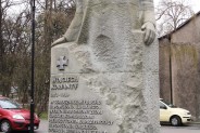 Pomnik Wojciecha Korfantego w Siemianowicach Śląskich. Na cokole leży wiązanka kwiatów z…