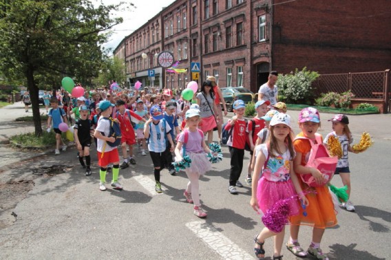 Kolorowy korowód dzieci przemierza ulice miasta Siemianowice Śląskie