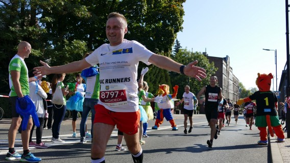 Uczestnicy XIII Silesia Marathonu przy Strefie Kibica w Siemianowicach Śląskich