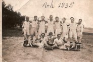 1935 Gdzie zrobiono to zdjęcie, może na boisku KS Bytków ? Czy ktoś posiada zdjęcia drużyny KS…