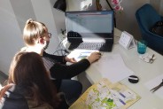 Uczestnicy projektu opracowują materiały graficzne