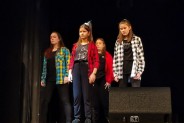 Na zdjęciu cztery nastolatki z zespołu tanecznego z SCK Bytków. Mają na sobie dżinsy i koszule w…
