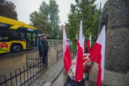 Przedstawiciel Straży Miejskiej składa hołd przed Pomnikiem Obrońców Kopalni "Michał"