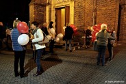 Biało-czerwone baloniki rozdawane siemianowiczanom pod kościołem pw. Krzyża Świętego.