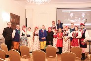 Członkowie Zespołu Pieśni i Tańca Siemianowice w strojach ludowych oraz Wanda i Piotr Bujoczek