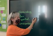 Nauczycielka pisząca na tablicy