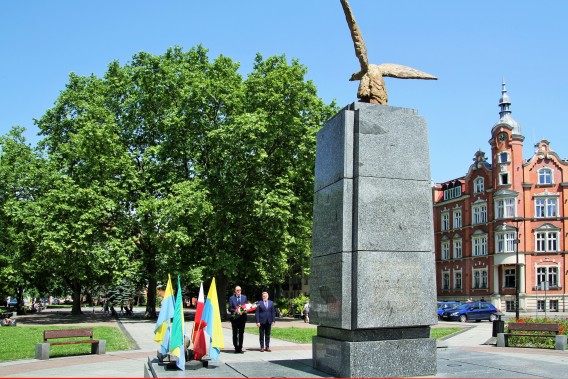 Przewodniczący Rady Miasta wraz z sekretarzem miasta stoją przed Pomnikiem Powstańców Śląskich na…