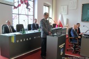 Komendant Miejski Policji w Siemianowicach Śląskich (stojący przy mównicy) udziela informacji na…