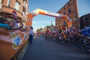 Peleton 77. Tour de Pologne przejeżdża przez Lotną Premię w Siemianowicach Śląskich