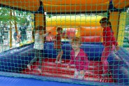 Dzieci bawiące się w dmuchanym zamku do skakania.